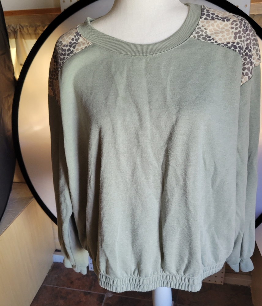 Oli Viv size 3X green Animal Print‎ sweatshirt